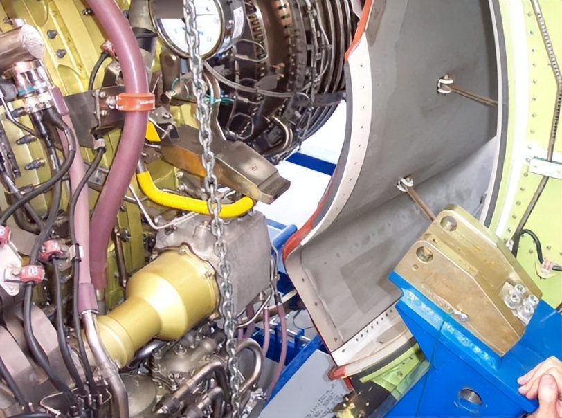 飞机油箱管道结构图,飞机副油箱连接结构