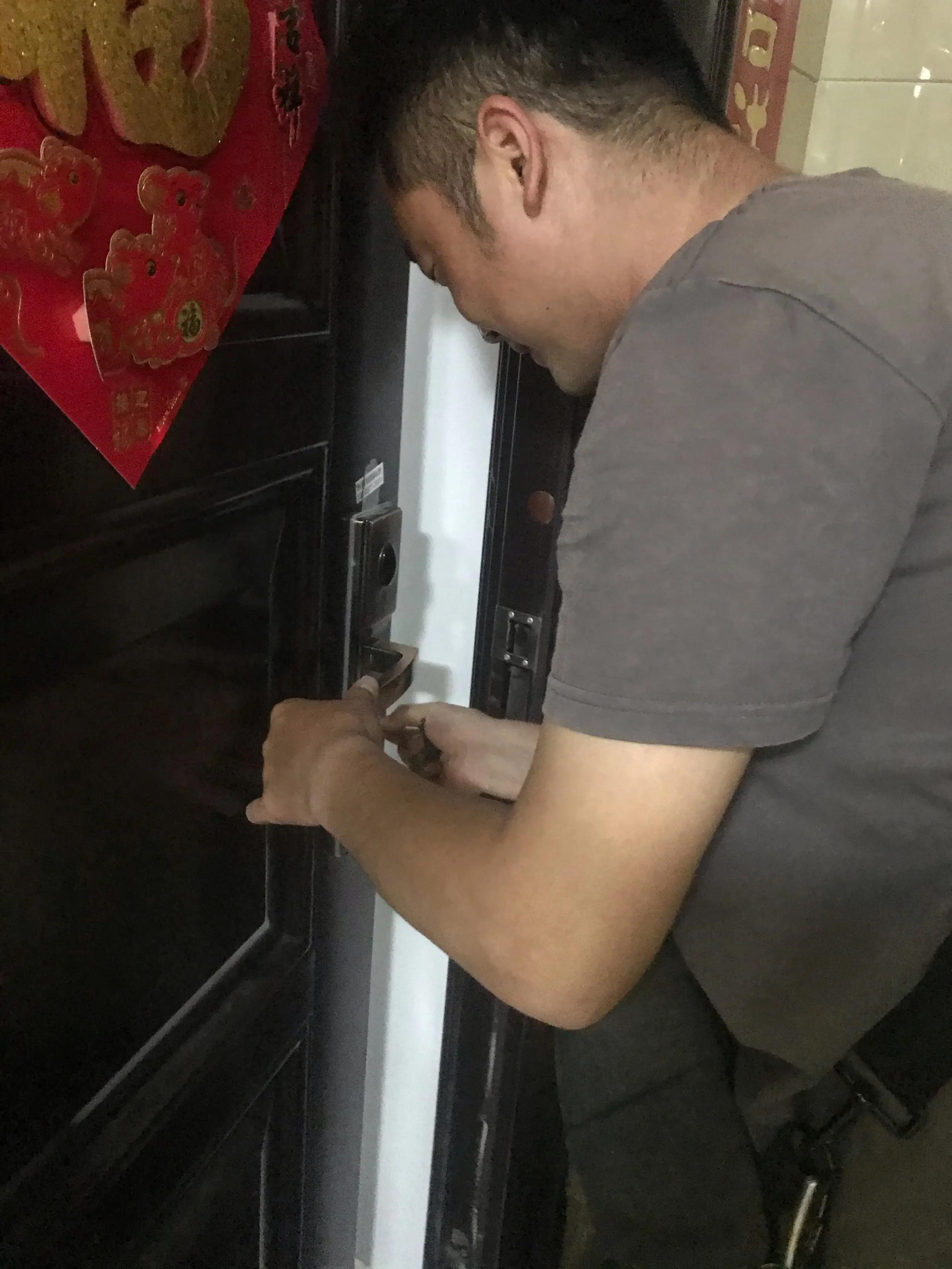 门锁打不开怎么办最快最有效,室内门锁打不开如何自己开锁