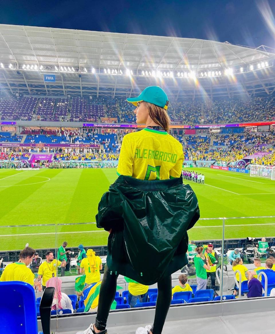 巴西超模AA世界杯看球，夹克外套内搭球衣配PU裤，靓丽时尚