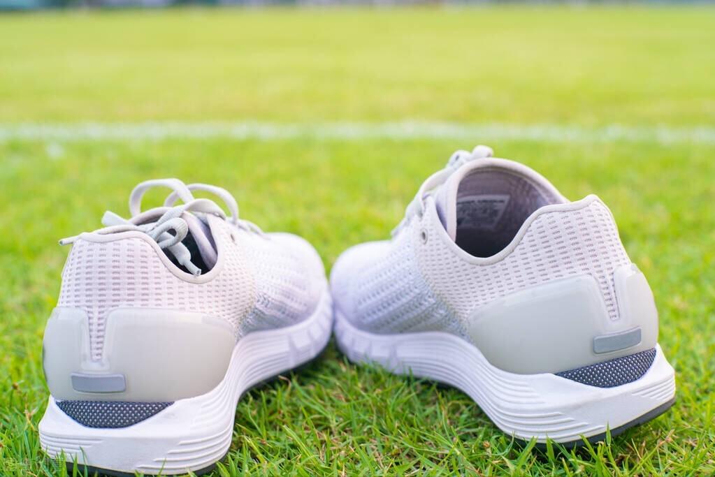 耐克和李宁哪个缓震好,李宁和国产李宁