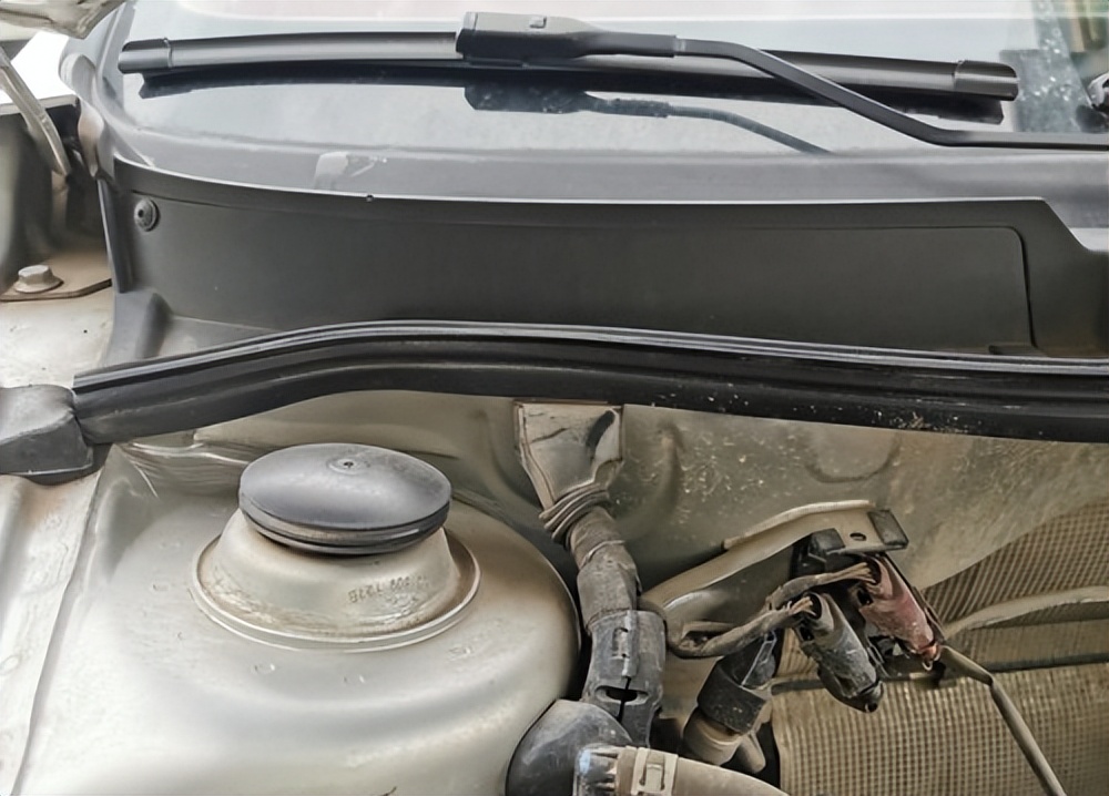 车里有股臭味是不是该换空调滤芯,车内有异味你的空调滤芯换了吗