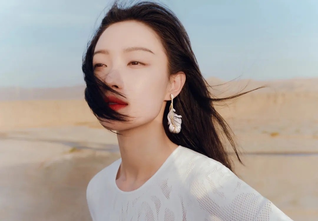 周冬雨刚出道和张艺谋采访,张艺谋周冬雨第一次见面