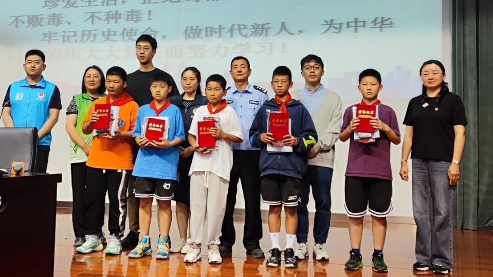 小学生发现罂粟报警被奖期末试卷,小学生发现罂粟获暖心表彰