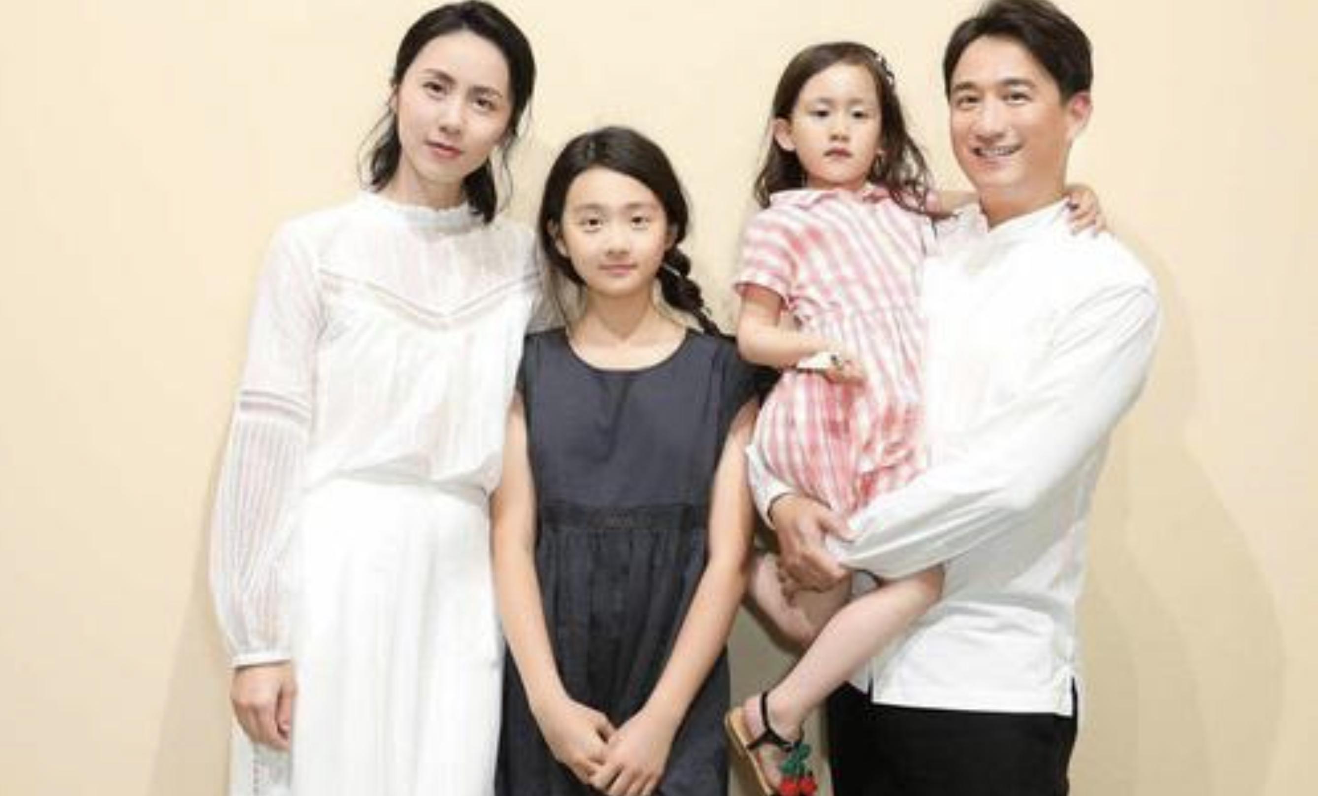 金星直播吐槽明星穿深v,金星吐槽明星走红毯捂胸