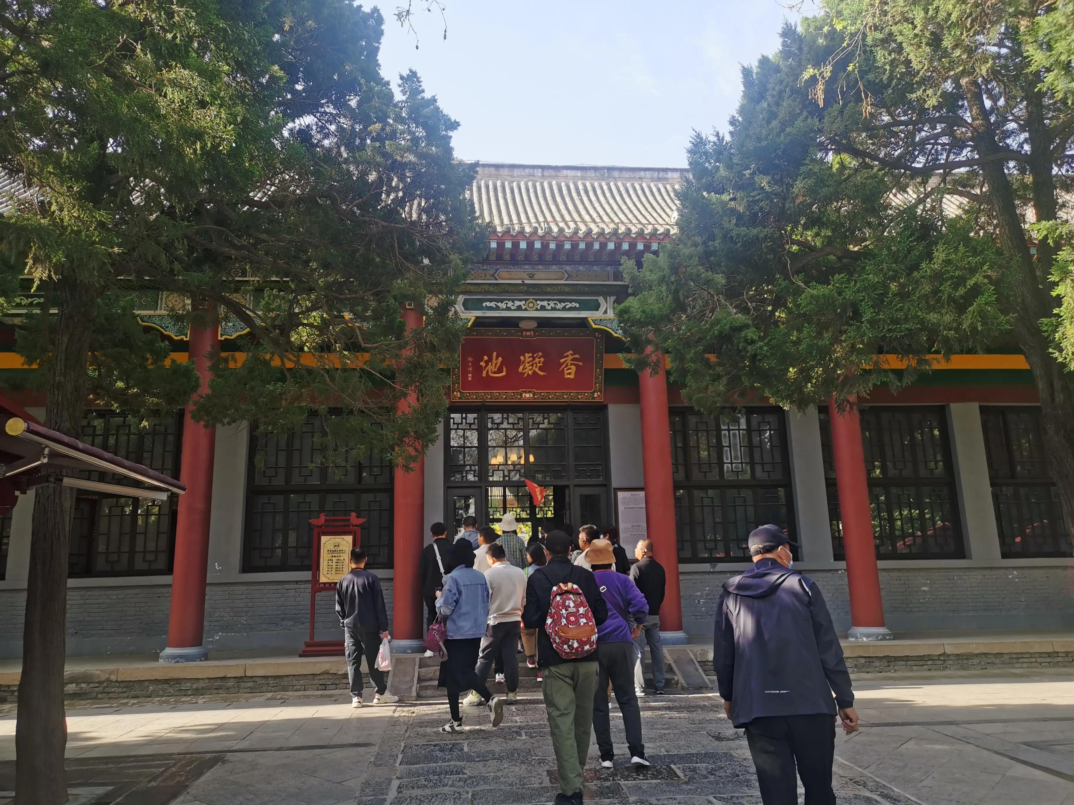 华清池温泉水滑洗凝脂,春寒赐浴华清池温泉水滑洗凝脂