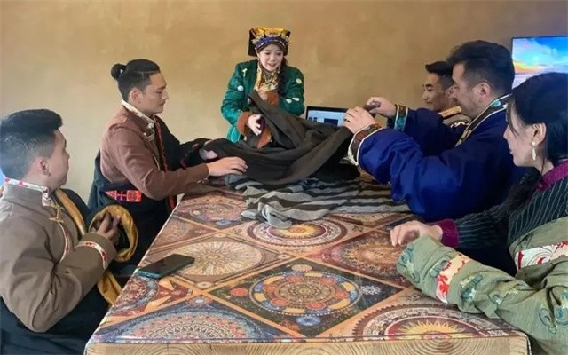 四川姑娘放弃高薪坚守大山,四川女孩嫁藏族小伙放弃百万年薪