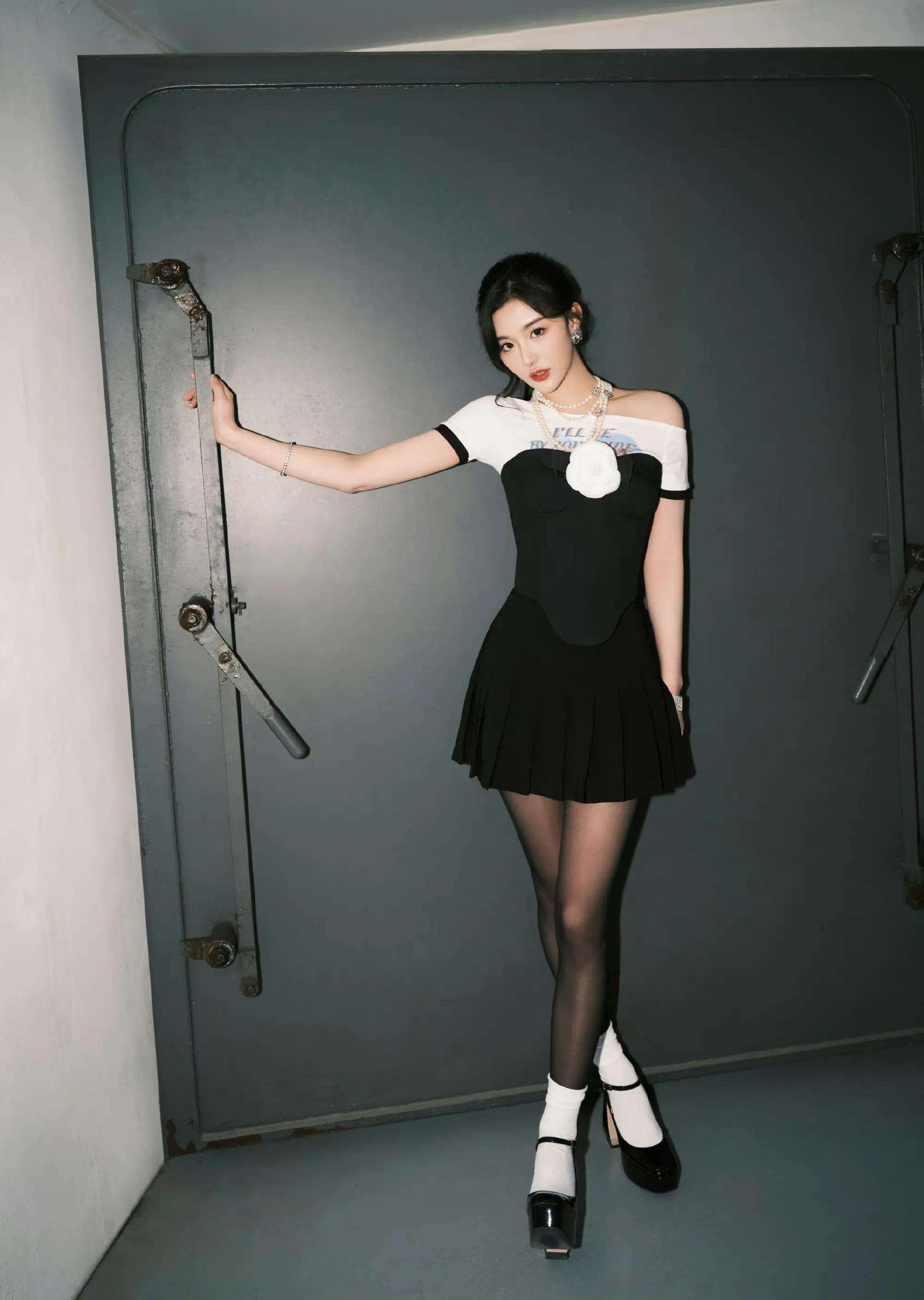 孔雪儿世界杯,孔雪儿穿蕾丝黑色大衣跳舞