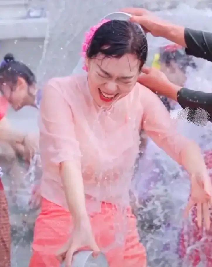 西双版纳万人泼水节视频,西双版纳游玩攻略体验万人泼水节