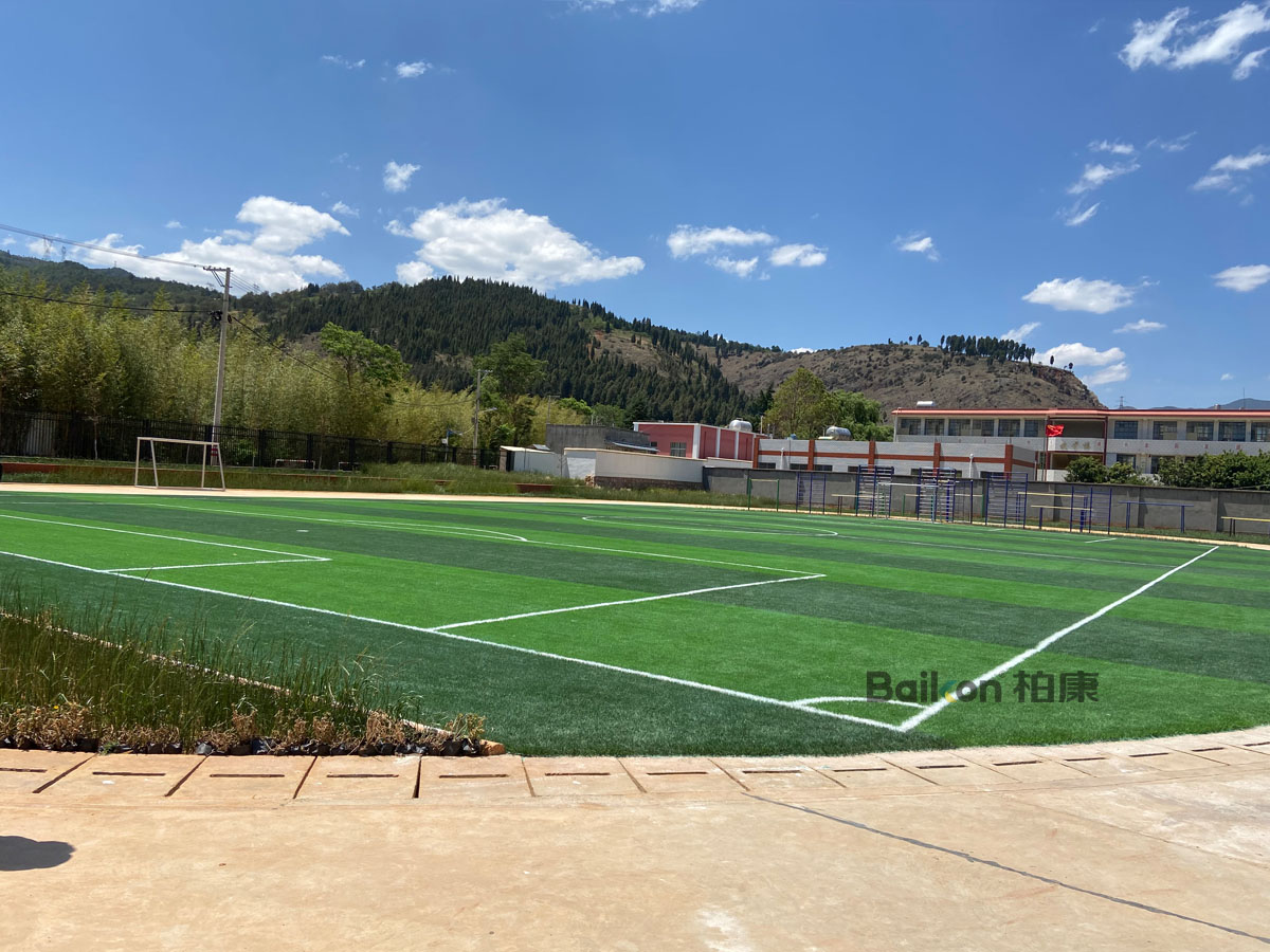 云南足球场人造草坪施工价格,云浮人造草足球场多少钱