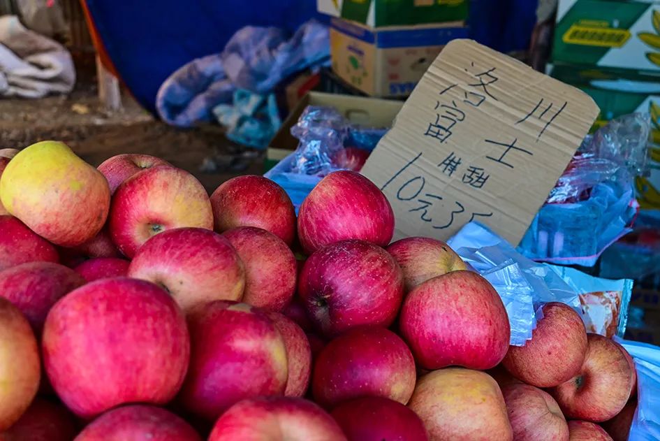 西山脚下的早市,闲逛最具人间烟火气的早市