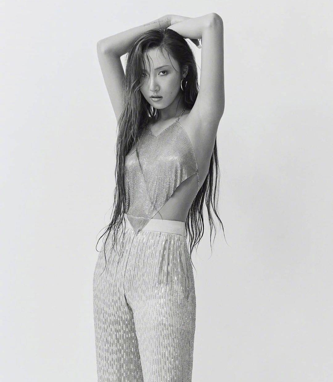 曝华莎学校演出涉嫌犯罪，舔手指摸*体下**动作不雅，学生家长已举报