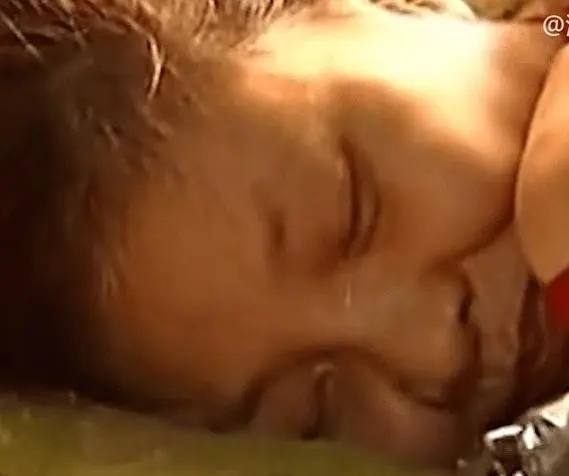 女孩被哥哥打两巴掌装瘫痪20年,女子被嫂子打两巴掌装病卧床20年