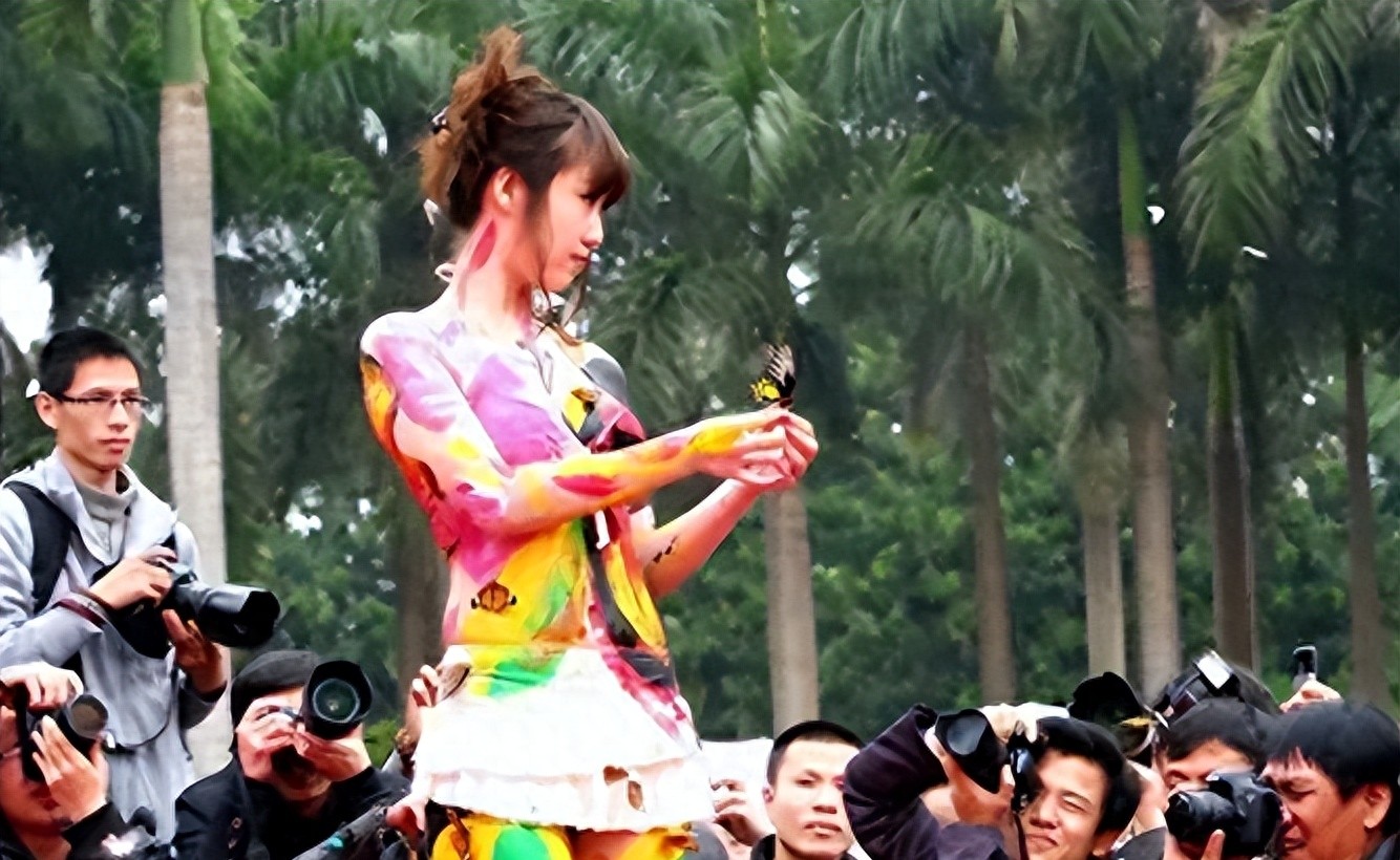 最红“裸模”*筱雨张**，拍大尺度写真一天被搜索93万次，如今仍单身