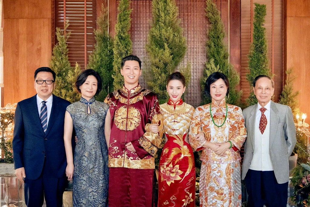 霍启刚郭晶晶看粤剧完整版,赌王带三太参加活动