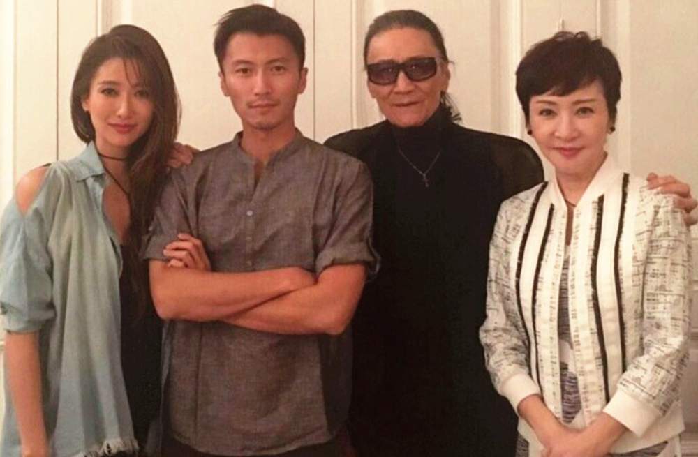 85岁谢贤首获金像影帝，被林家栋搀扶上台，3年前获得终身成就奖