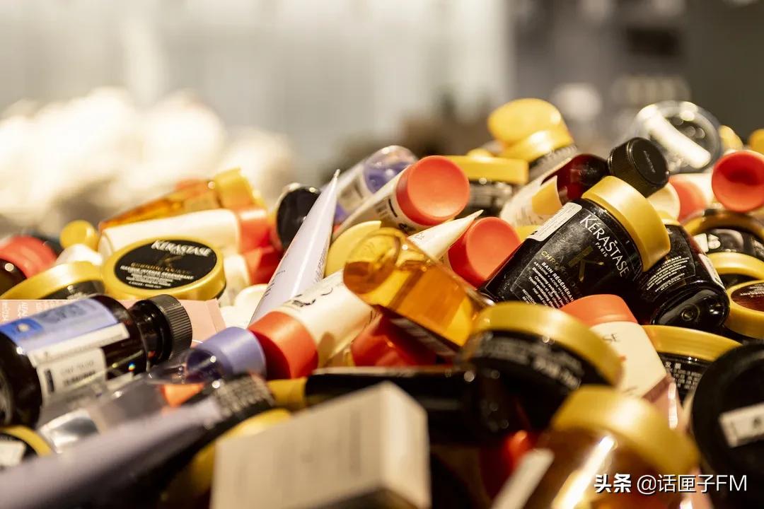 大牌化妆品小样“圈粉”年轻人：真假难辨维权难