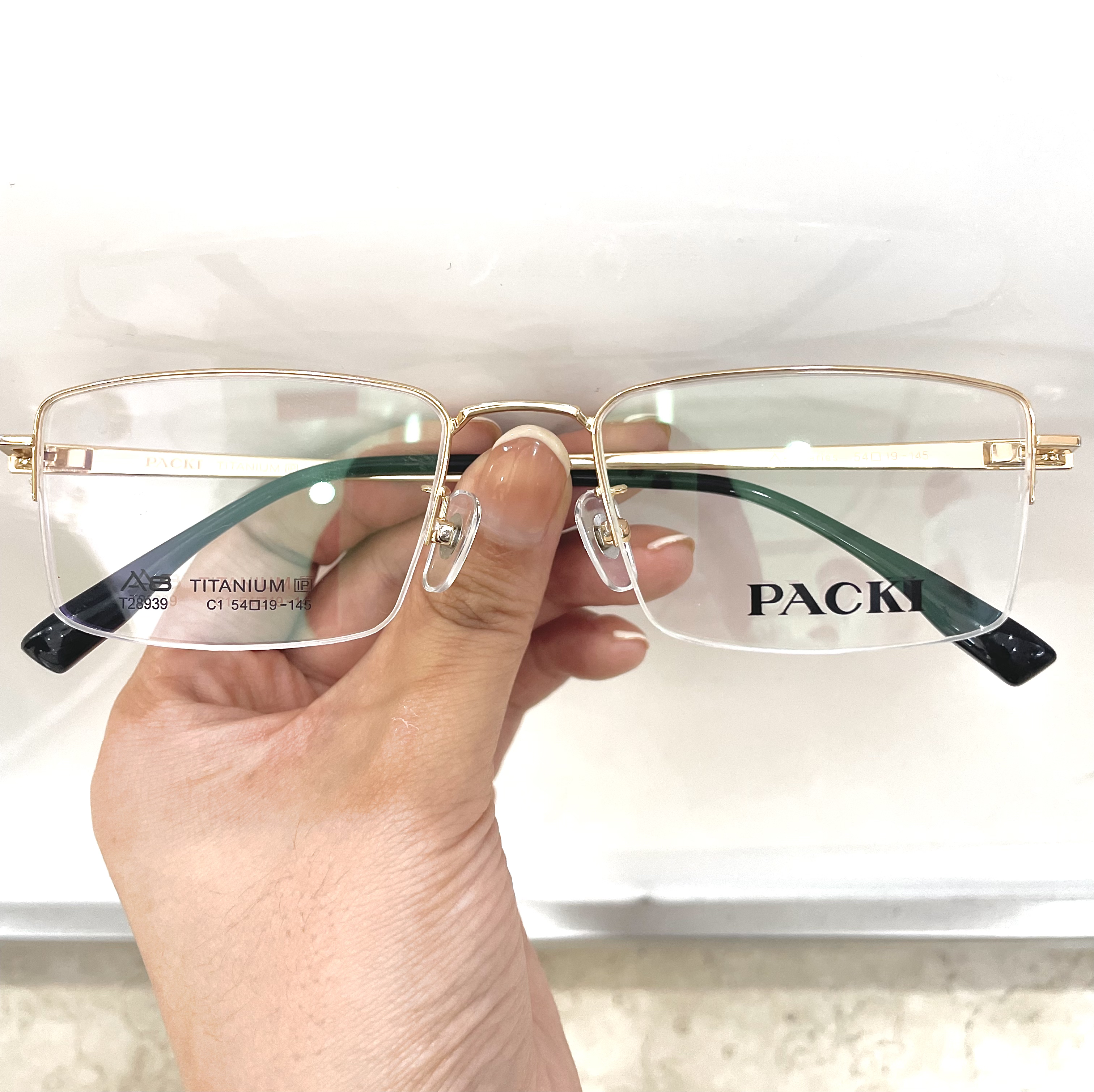 配镜店里配眼镜时镜片如何选择,验光配眼镜如何选镜片