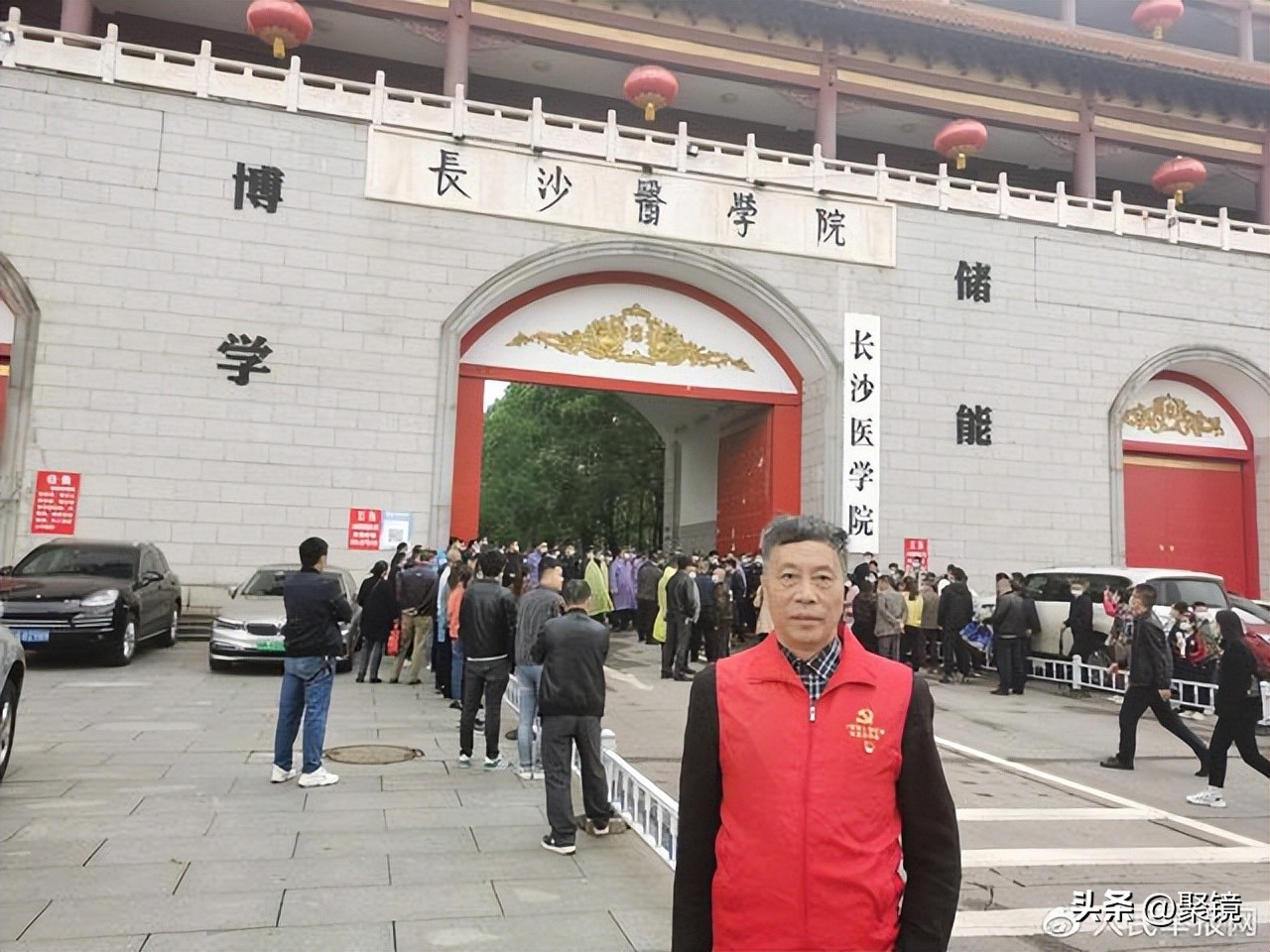 把信仰读本《雷锋》送给每一位中华儿女