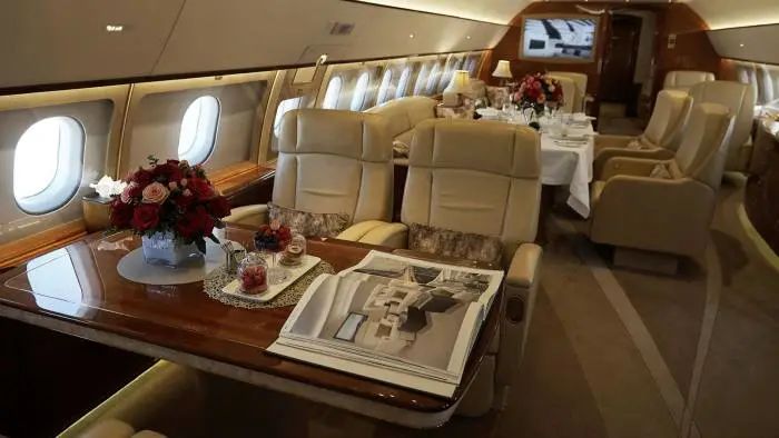 花五亿买了私人飞机后，名人都用它干什么了？