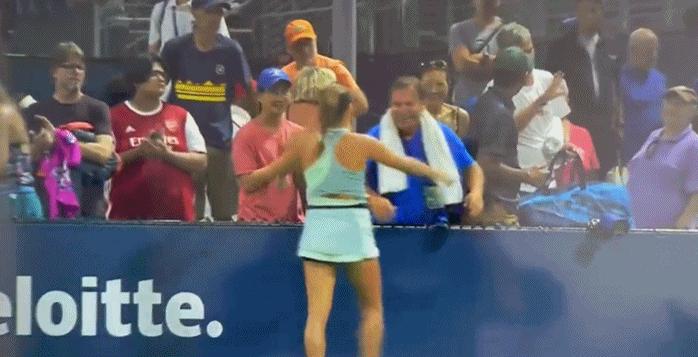 捷克16岁女选手赛场边被父亲和教练若无其事拍屁股，网友震惊了