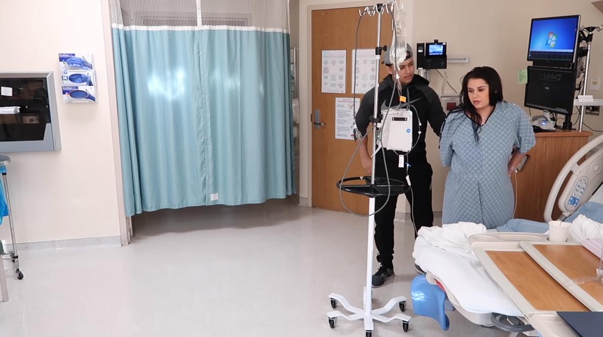 狭窄的产道里，胎儿要做多少努力？分娩不止产妇辛苦，胎儿也在拼