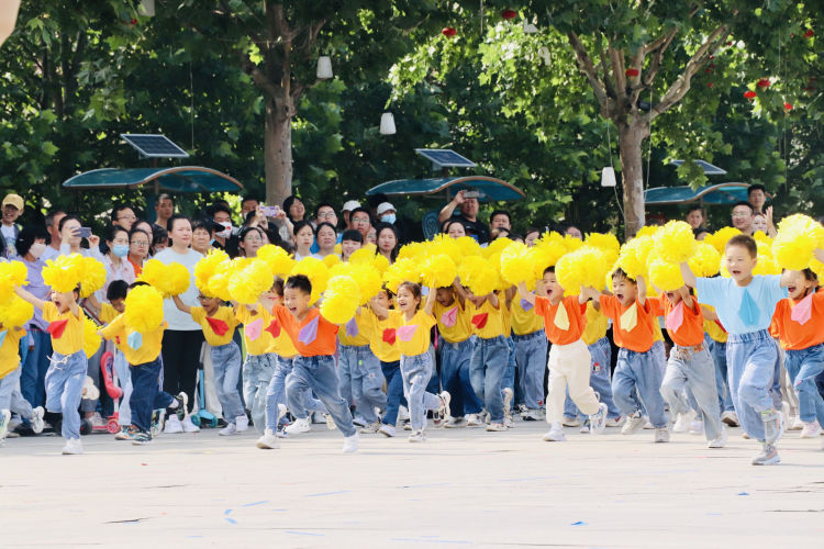 幼儿园亲子运动会主题大手牵小手,小手拉大手运动会