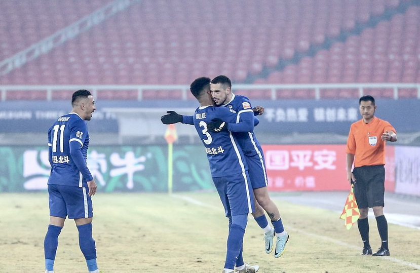 三年三冠，武汉三镇担起中国足球大旗，亚冠联赛成验证成色试金石