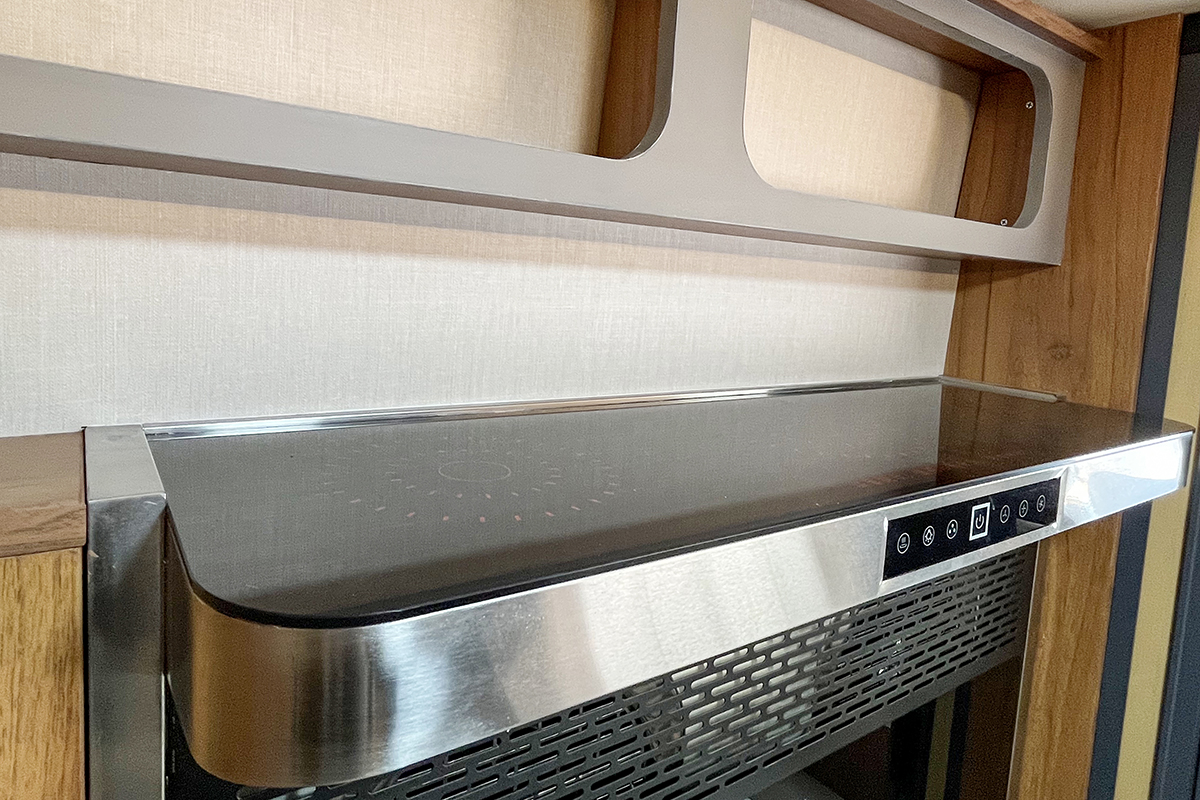 新飞s100房车和h300有什么不同,上汽轻卡s100与新飞房车对比评测