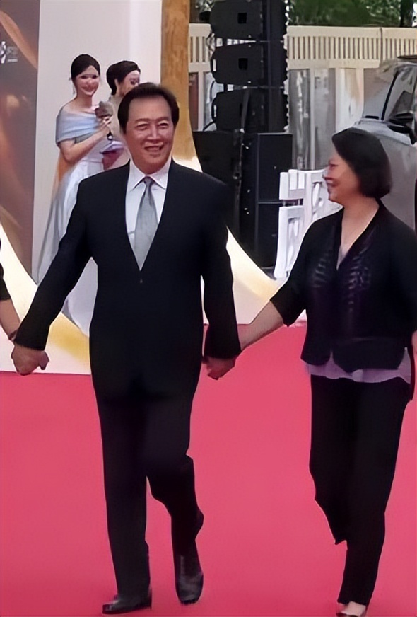 唐国强夫妇现身华表奖,唐国强携妻子壮丽现身