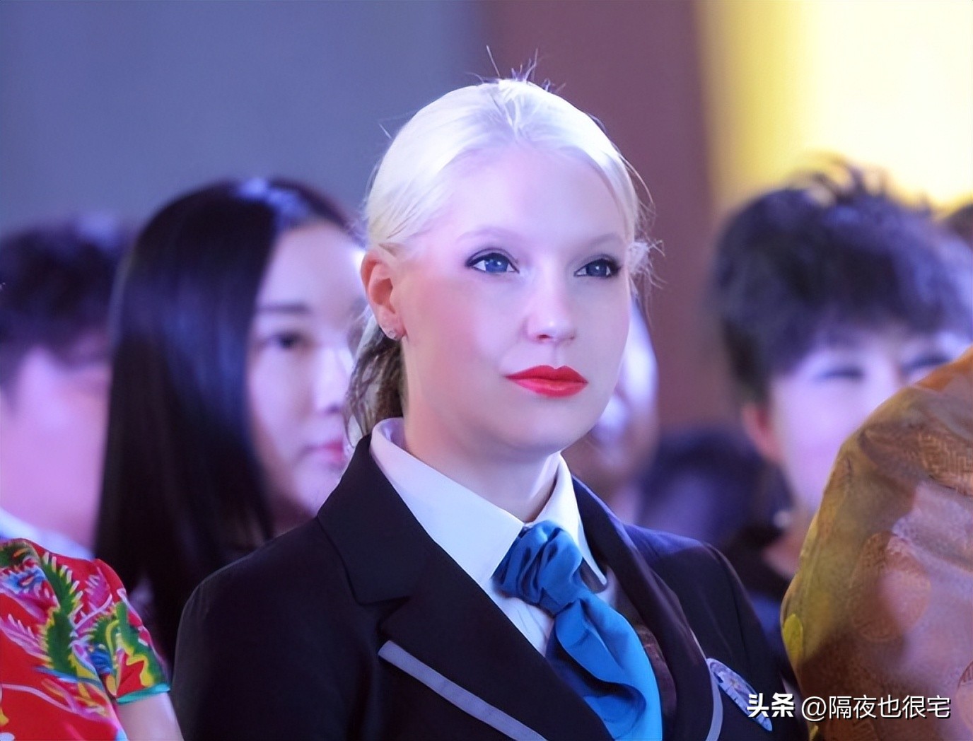 撒贝宁携妻子李白生活照片,撒贝宁与外籍妻子李白格外亮眼