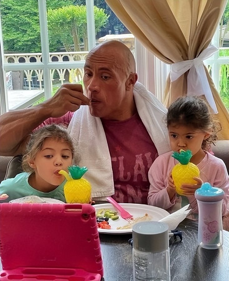 巨石强森和他的女儿们,巨石强森和他的大女儿照片