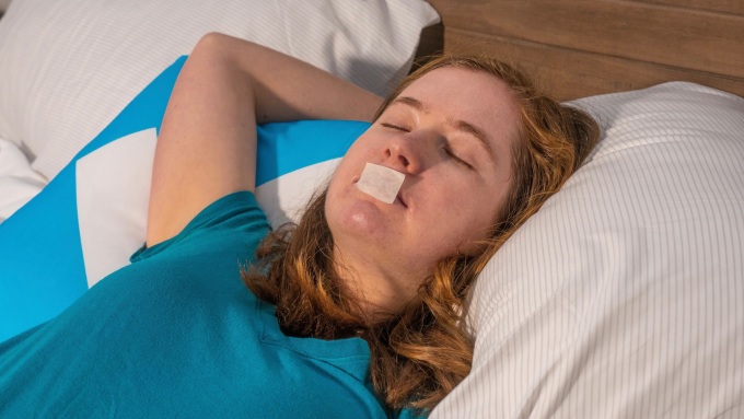 打鼾用胶带粘嘴,拿胶布把嘴粘上真的能防止打鼾吗