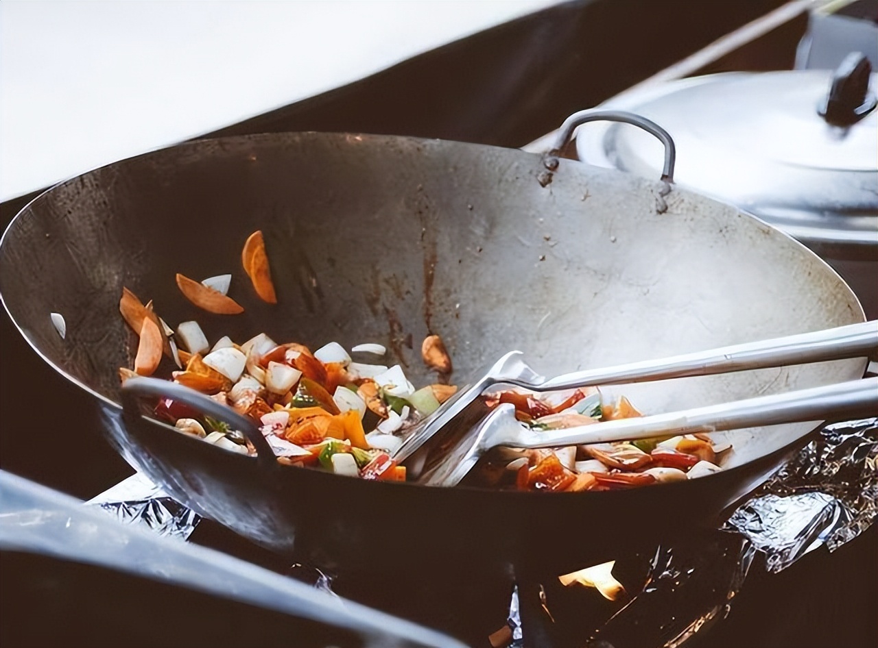 央视曝光的毒铁锅,低价铁锅全部是毒铁锅是真的吗