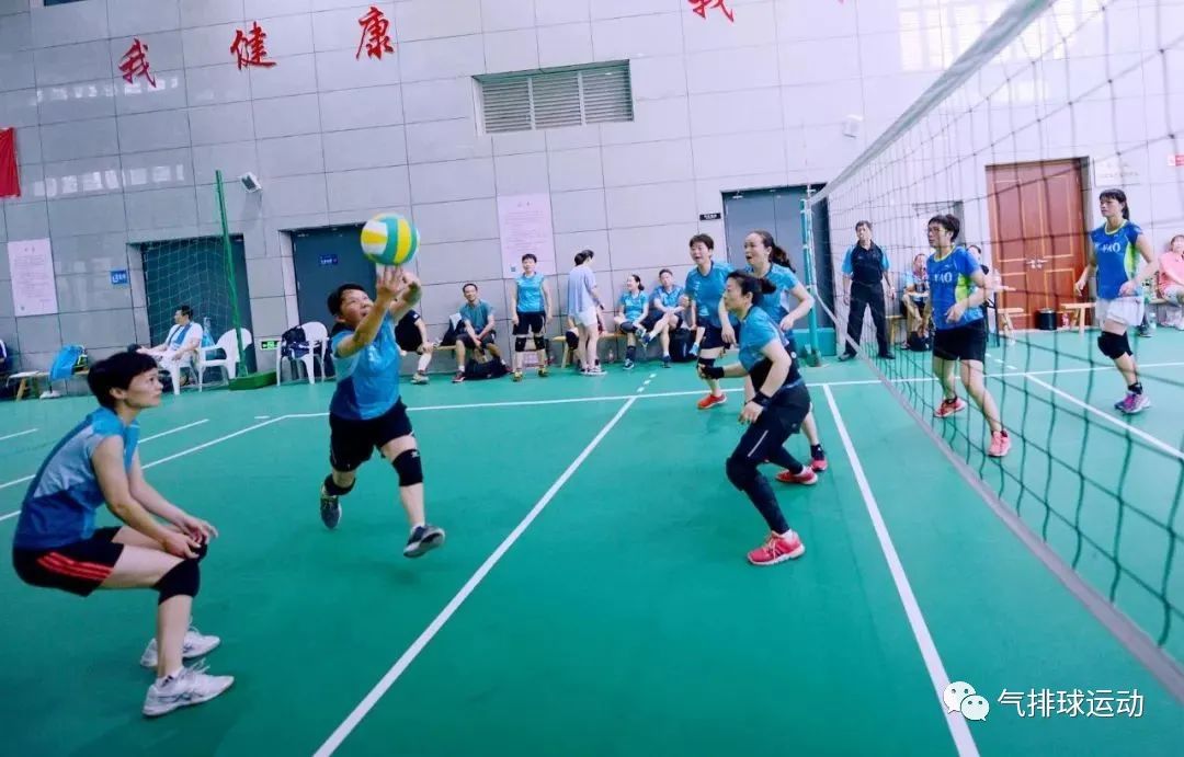 气排球如何练接发球,气排球的接发球技巧和手法