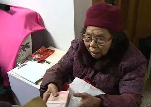 90岁奶奶陈金英的事迹,陈金英十年还债2077万元