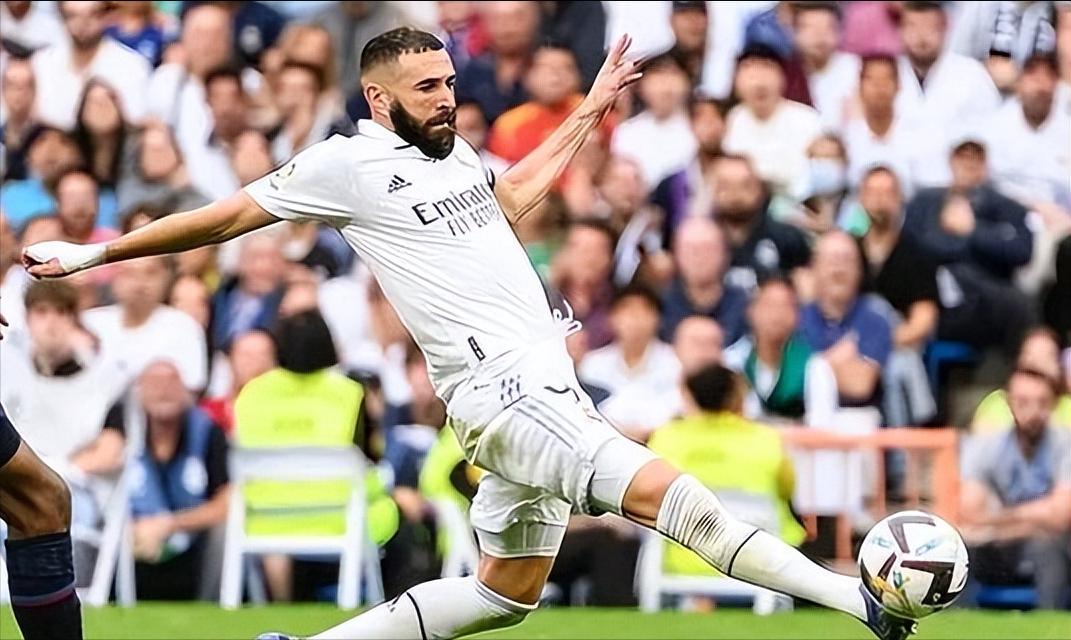 伪球迷不知道的球星,梅西加冕球王c罗球迷反应