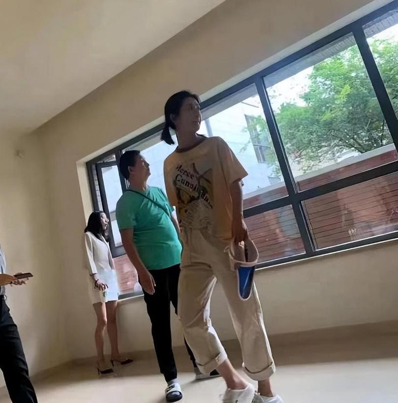 盘点娱乐圈那些“抠门精”，聚餐不买单，送“假名牌”，个个离谱