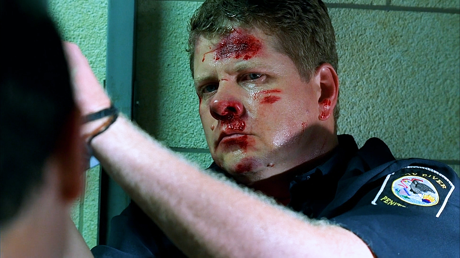 越狱7：监狱*乱暴**囚犯失控，迈克不惜暴露计划，从逃生通道救萨拉