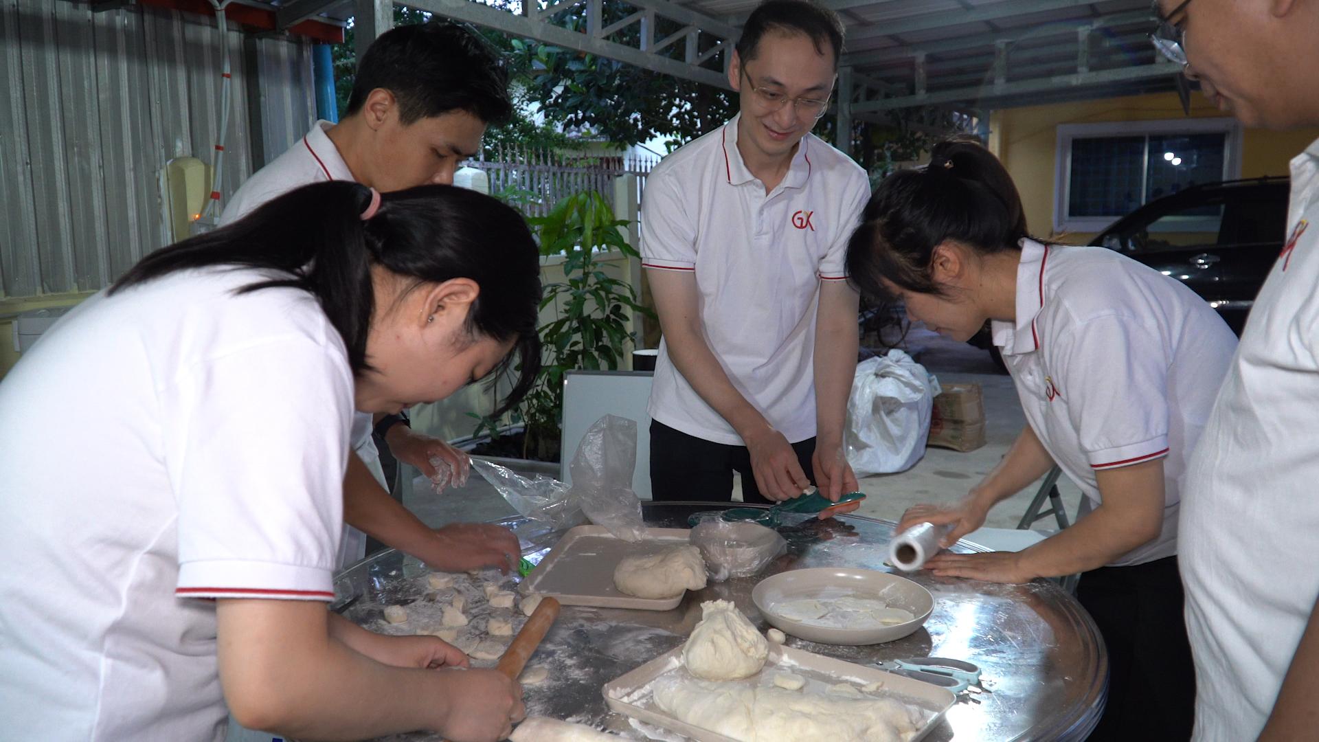 丝路盛放洋紫荆|港NGO联手内地医疗队出海扫“盲”50年柬埔寨白内障患者复明：我能看到了！