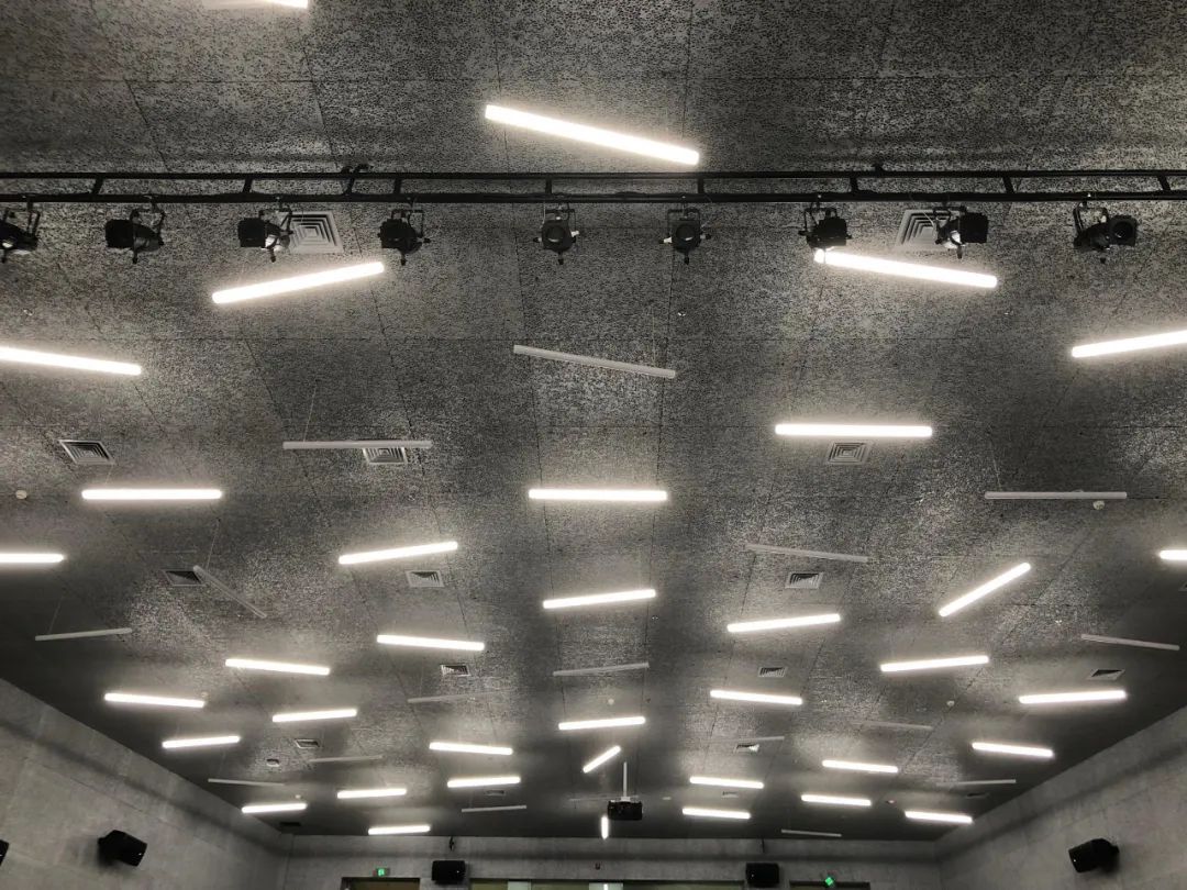 泡沫铝夜间效果图片,泡沫铝透光效果图