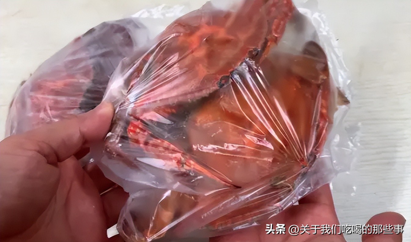 买回来的螃蟹怎样保存会肥,保存螃蟹放水盆里