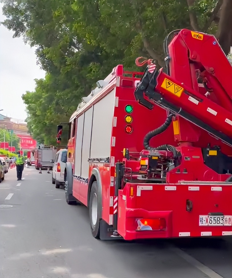 梧州居民楼发生火灾,广西梧州一家酒店凌晨突发大火