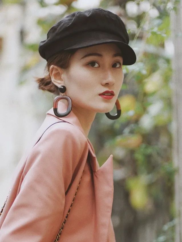 为什么涂红唇没淡唇好看,为什么涂了口红显老