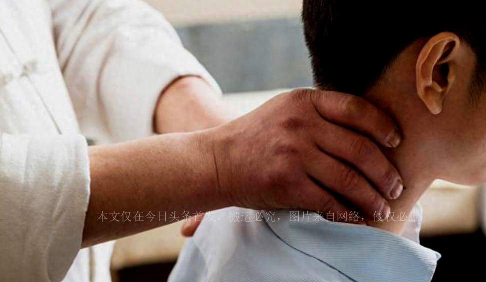 #男子第一次被*技师女**“按摩”,兴奋过度后竟失去了生命!