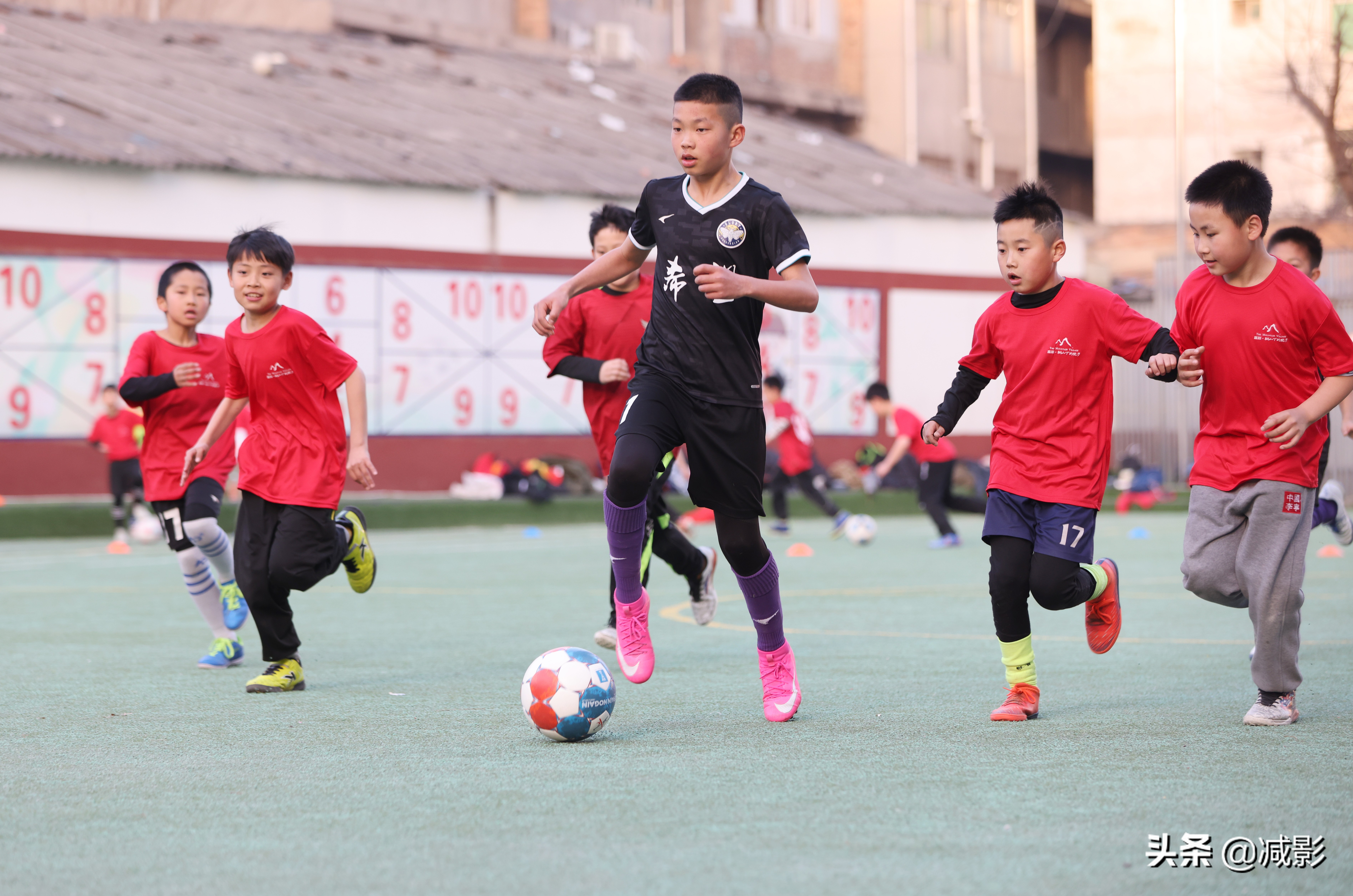 中国足球小将在街头,足球运动员小小少年