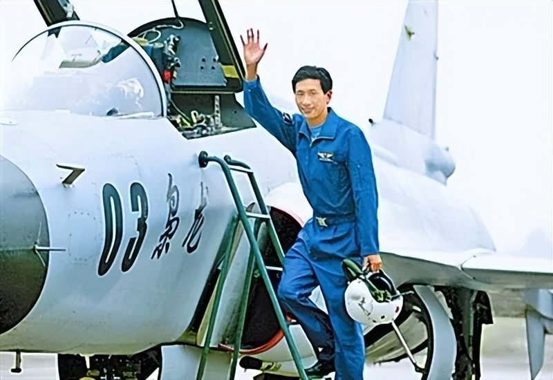 万米高空突然没油，中国试飞员放弃跳伞求生，8分钟避免上亿损失