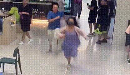 不满邻桌*辱侮**猫咪,天津大学女生往男生头上扣菜,偶像剧看多了吧