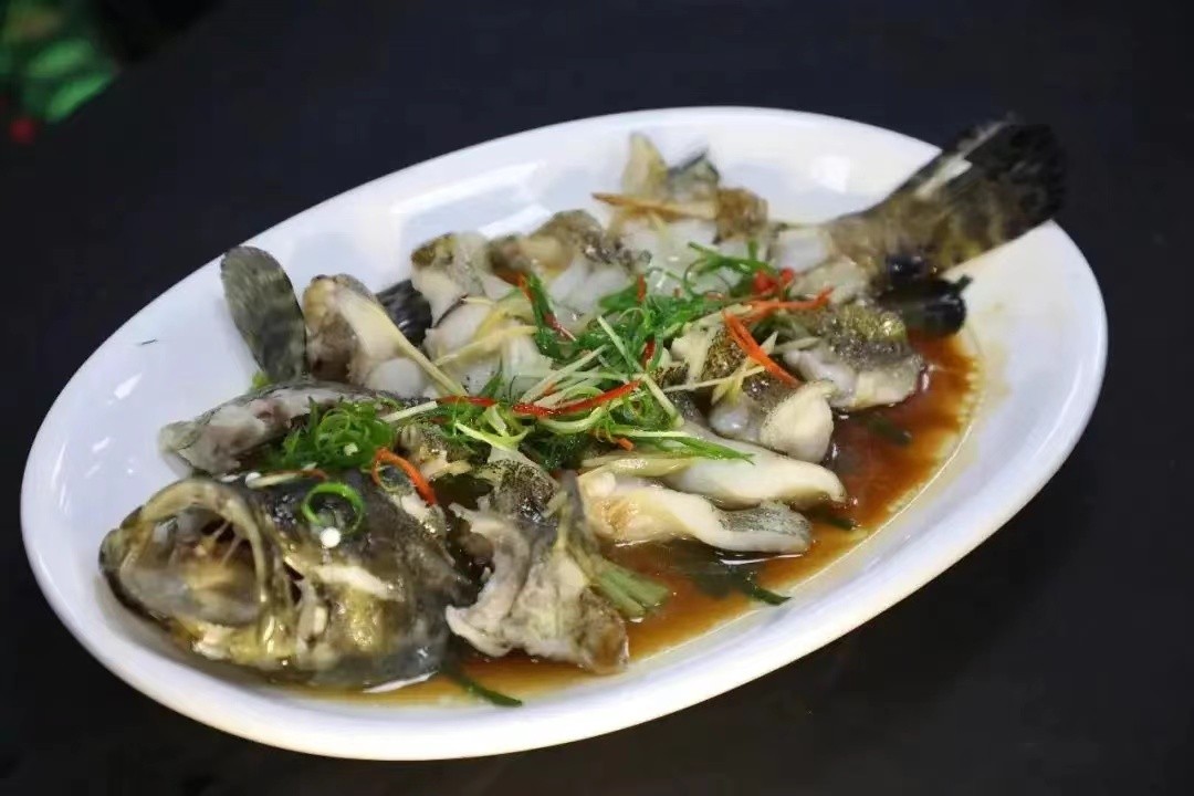 闺蜜结婚我去上海喝喜酒随礼1200，一开席笑了，网友：这菜真豪气