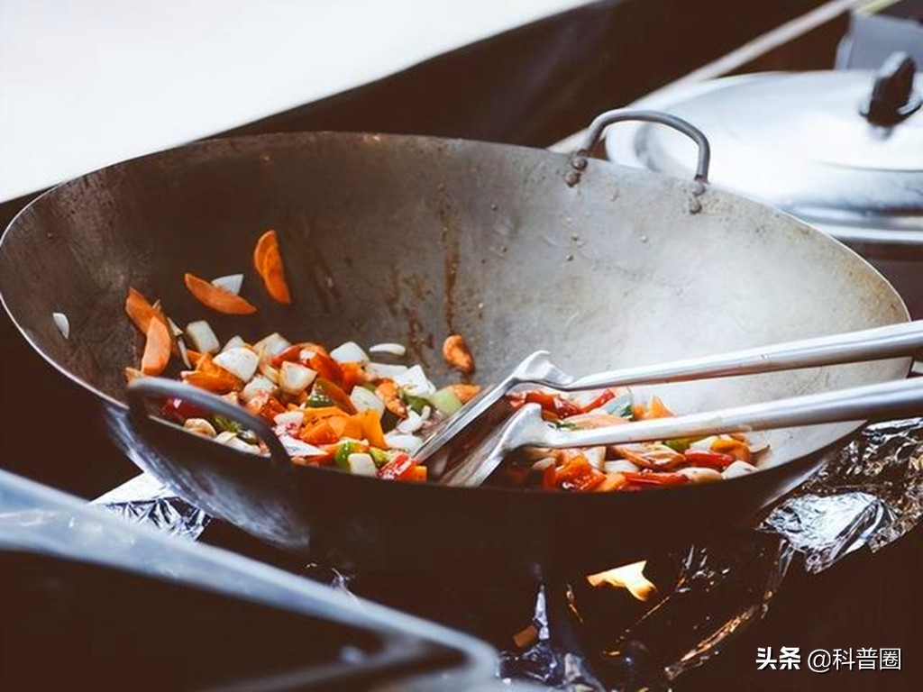 央视曝光废油桶铁锅,家用铁锅竟成夺命锅