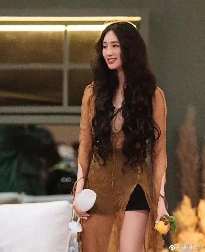 穿白t配什么发型好看,选对发型怎么穿都美炸天